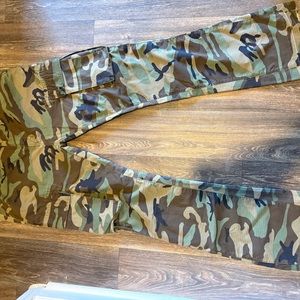 MNML Camouflage Cargo Pants